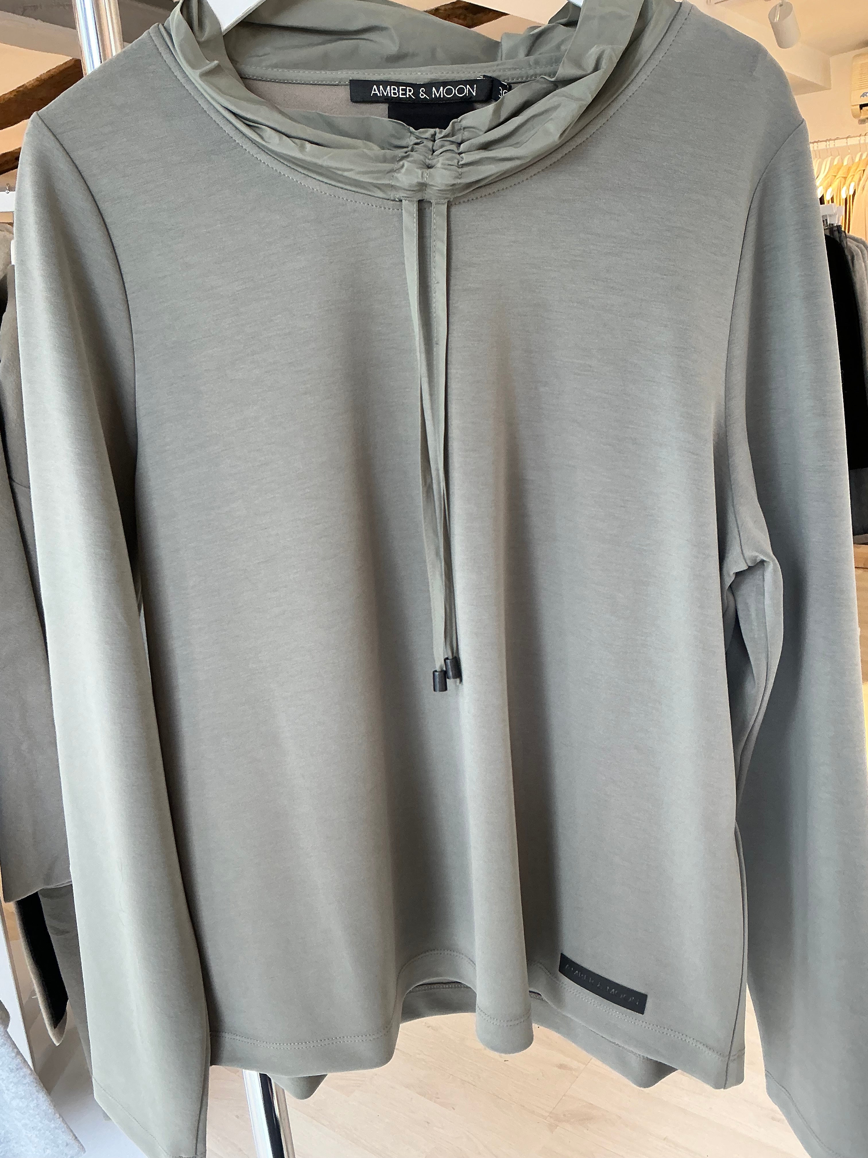 Basil Top mit einzigartigem Kragen, weich und stylisch