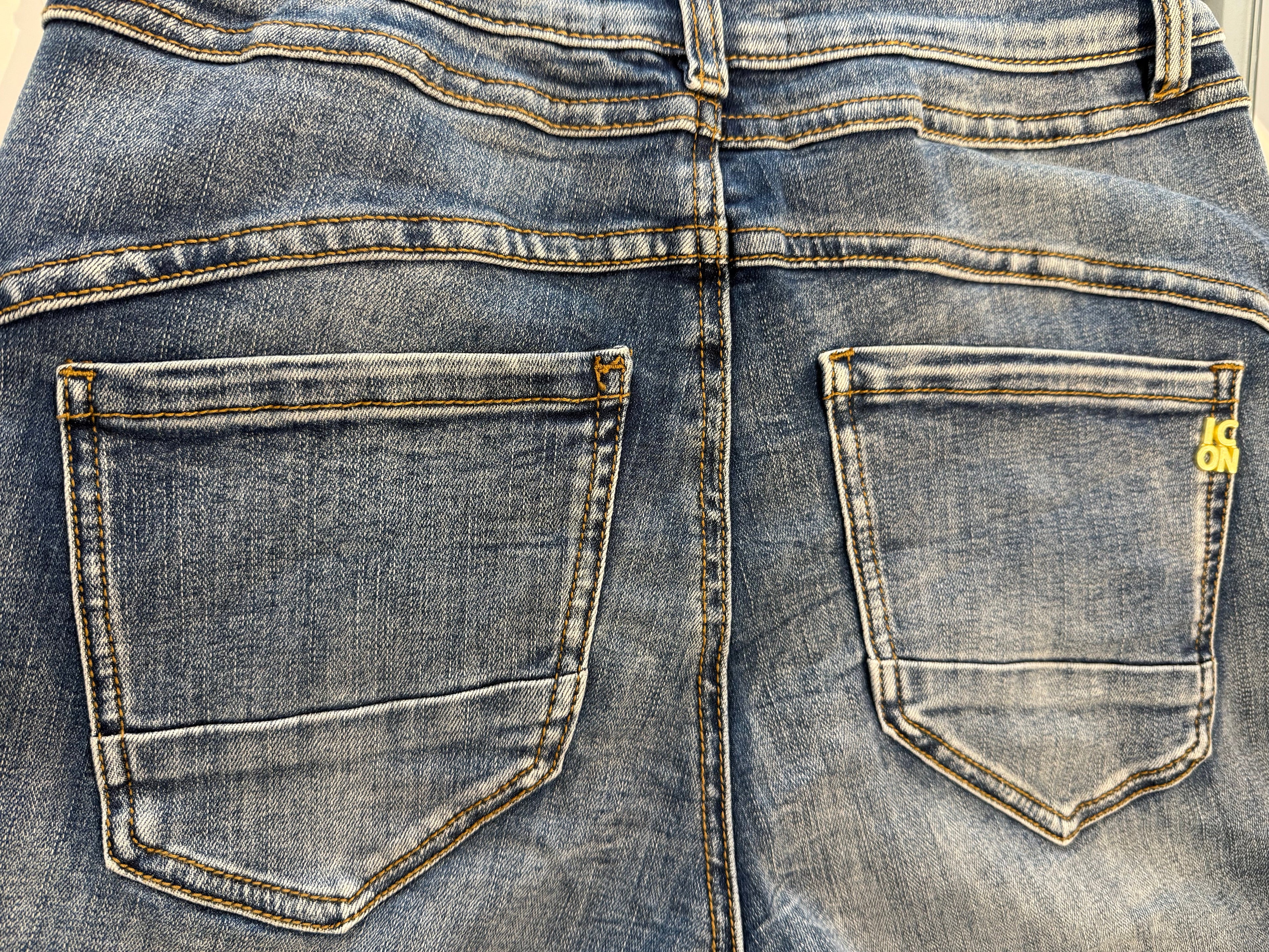 Classic High-Waist Skinny Jeans with Distressed Details