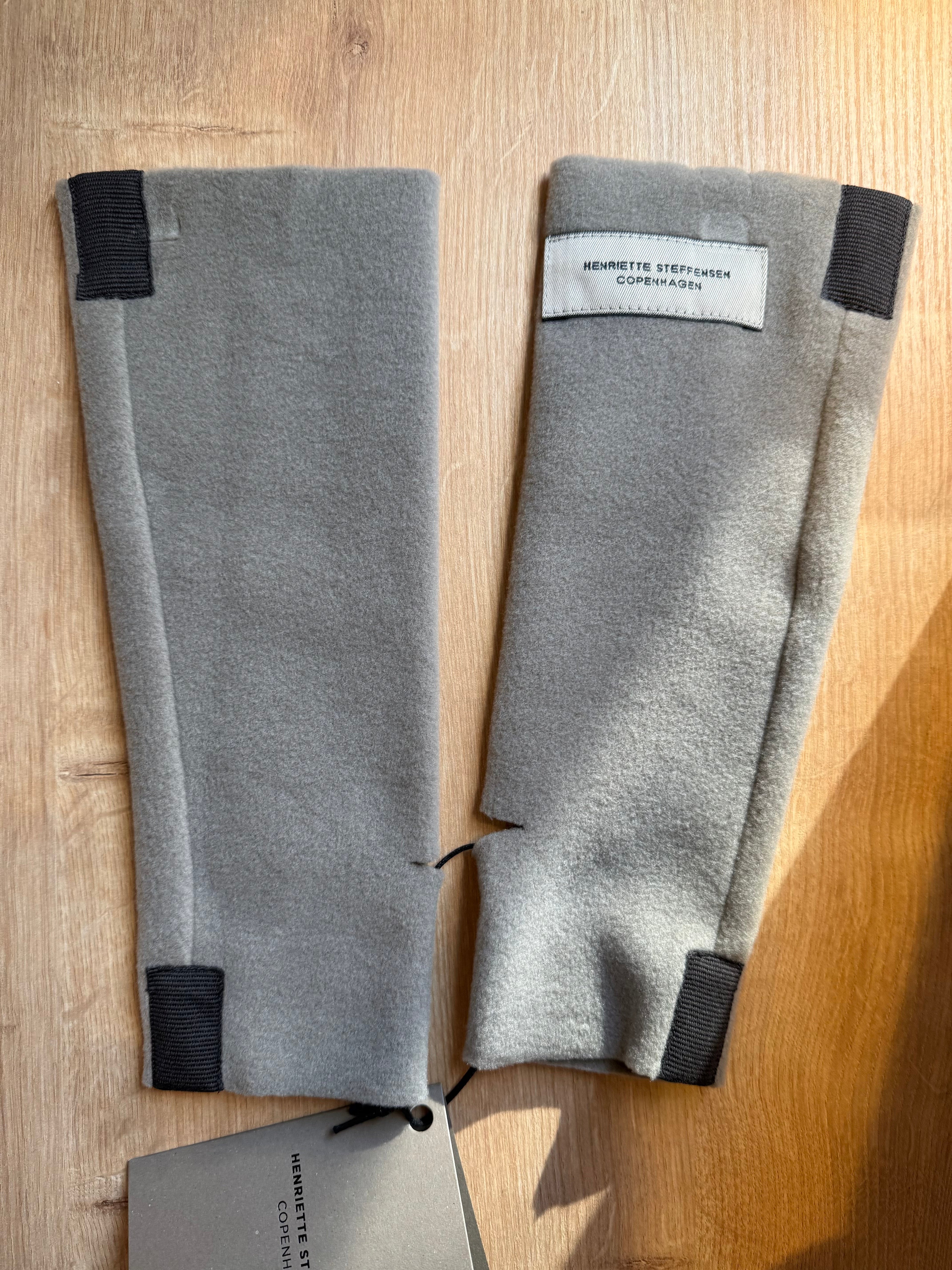 WRIST WARMER ELEPHANT