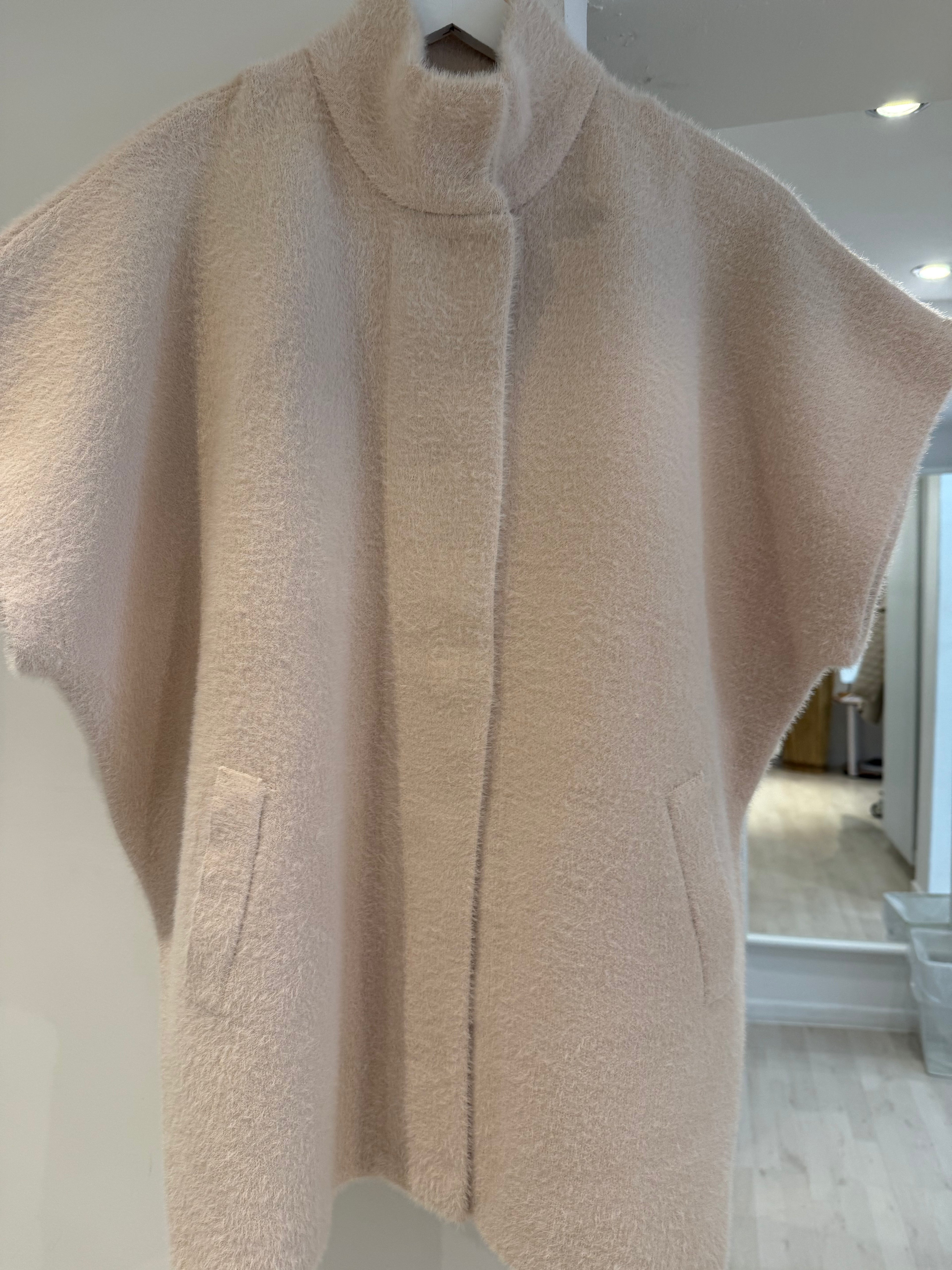 Short sleeve cape
