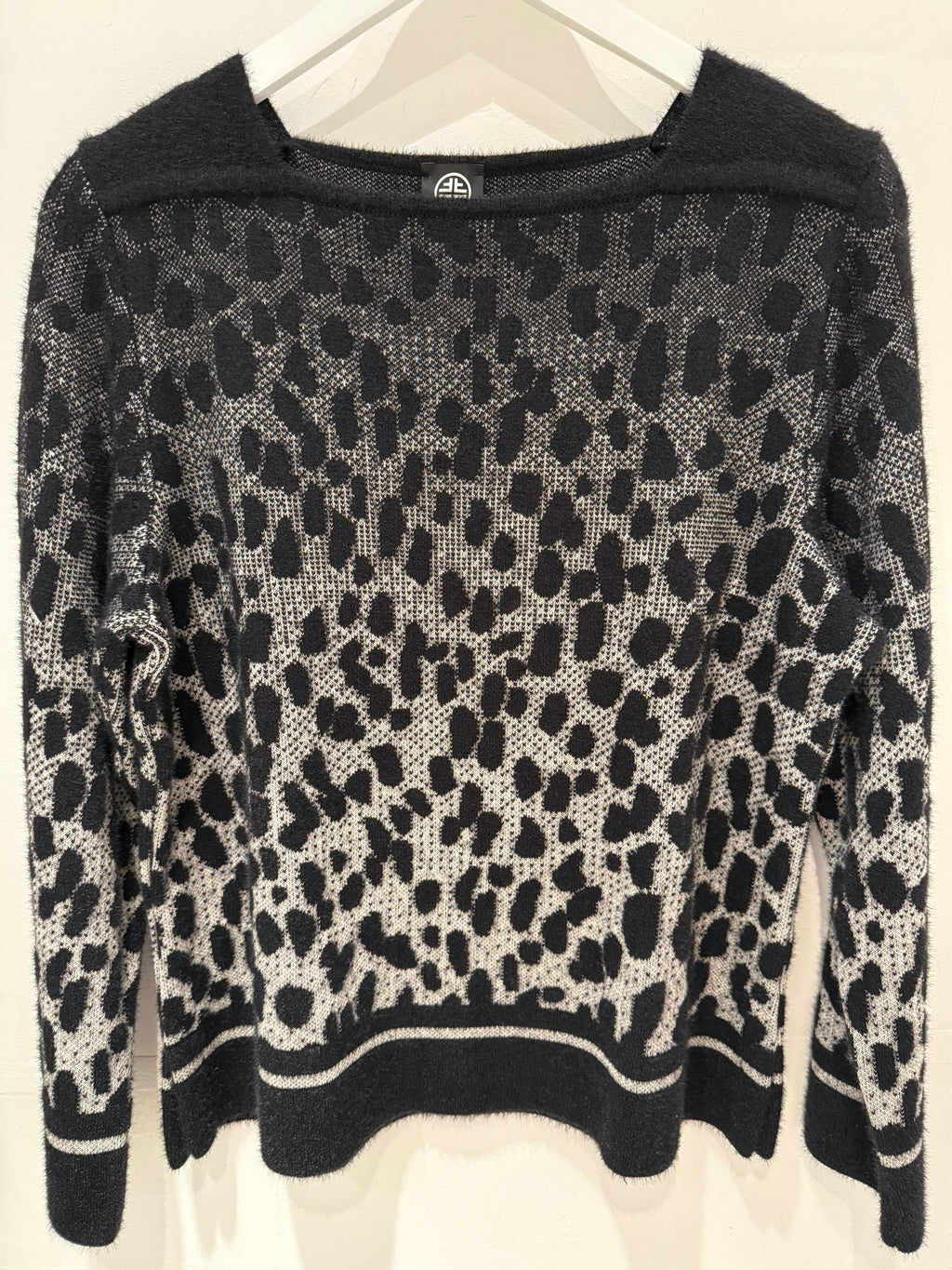Knitted Sweater – Black White Leo Dots