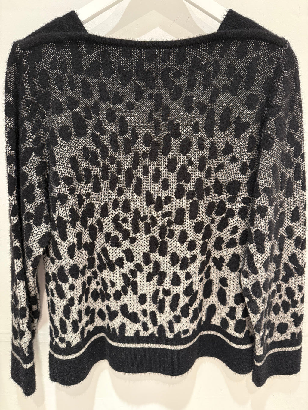 Knitted Sweater – Black White Leo Dots