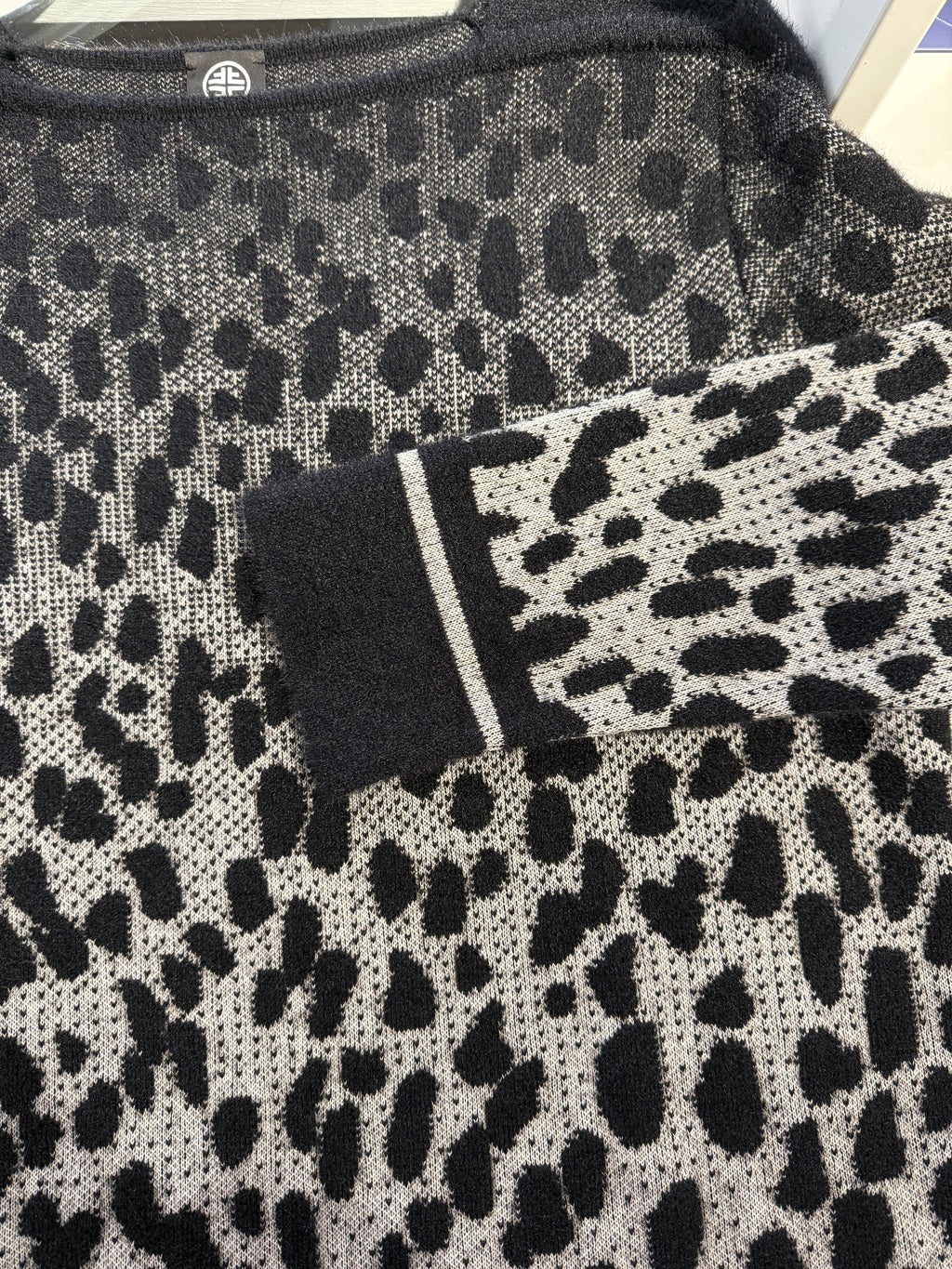 Knitted Sweater – Black White Leo Dots