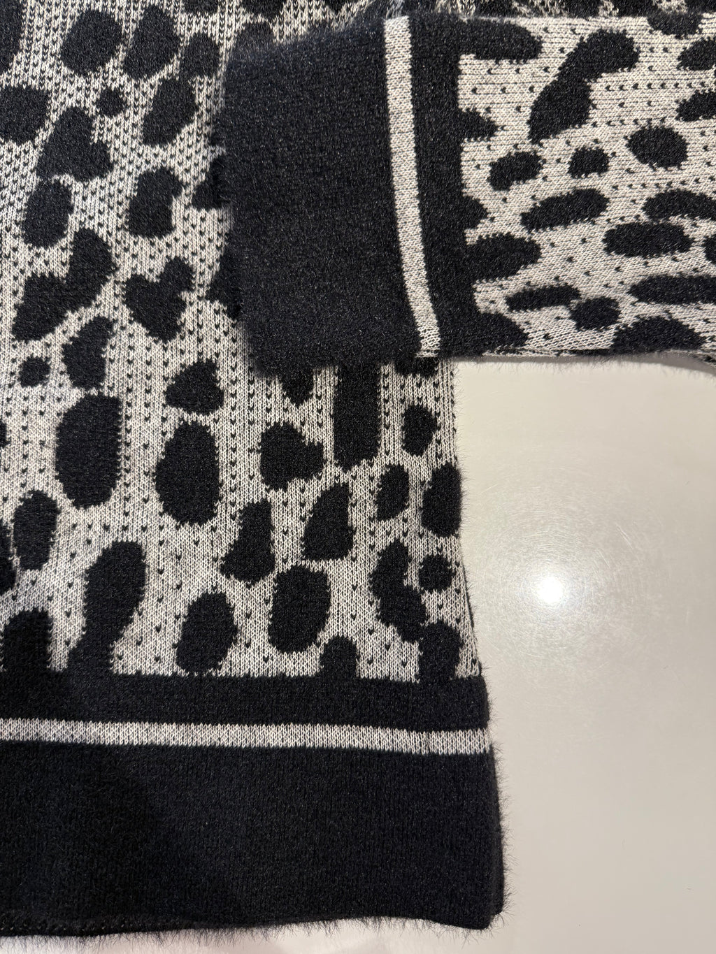Knitted Sweater – Black White Leo Dots