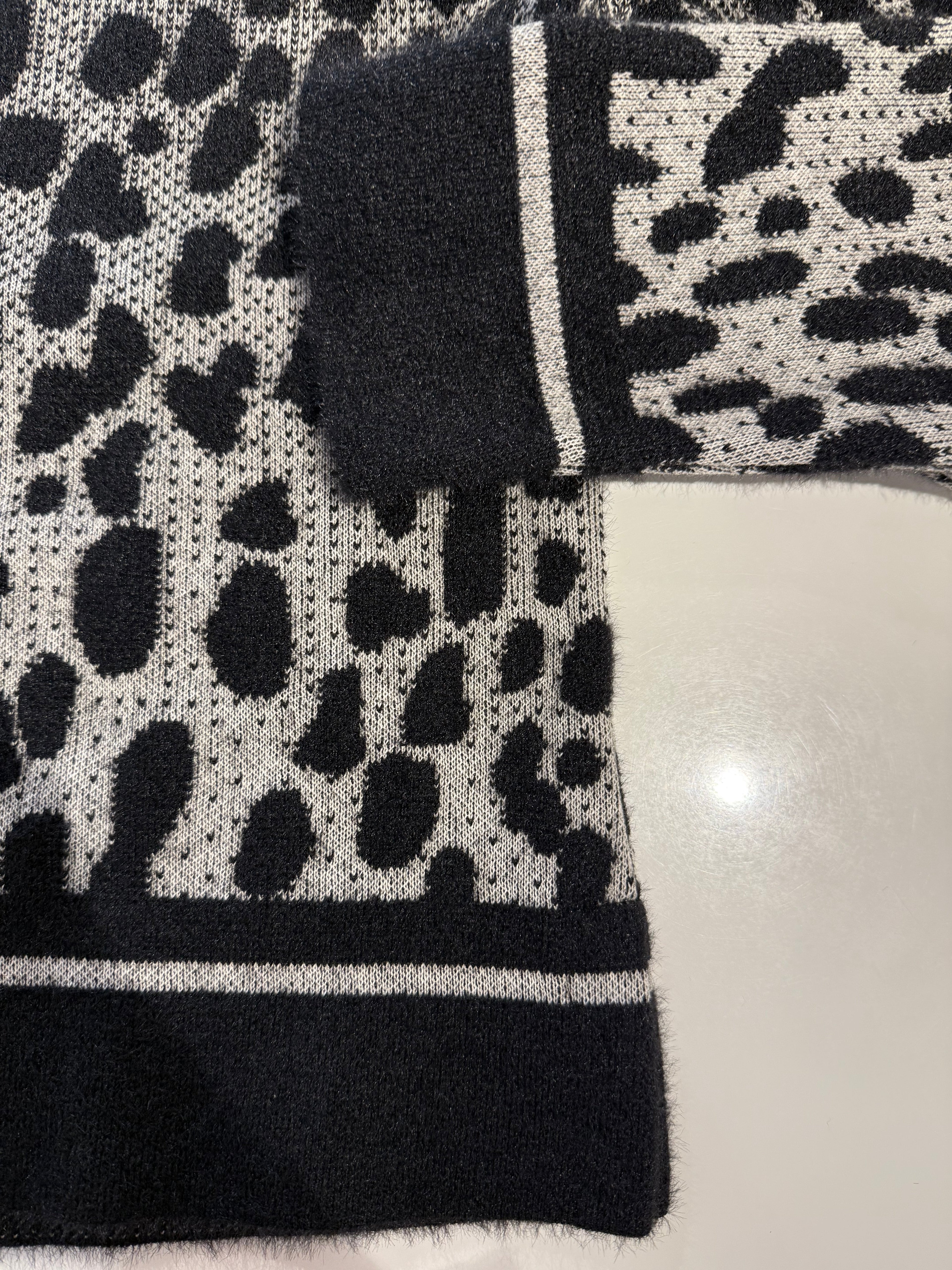 Knitted Sweater – Black White Leo Dots